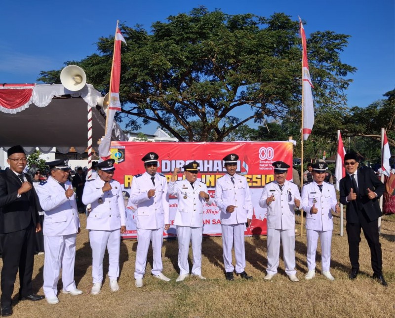 Foto Bersama Plt. Camat Mastur, SP, M.Si Beserta Staff dengan Kades yang Ada di Kecamatan Sakra Upacara pada HUT RI ke-80, Minggu (17/8/2025) (Dok. Pribadi)
